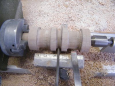 Utilizando distintas gubias vamos dando forma al cilindro.<br />Primero desbastando madera.