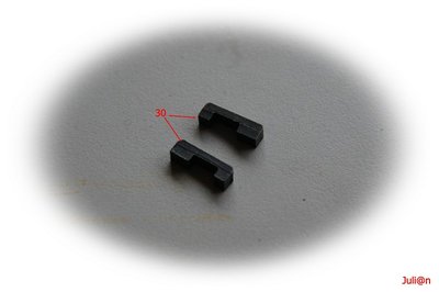 Con un listón de 3 x 3 mm de nogal africano, aremos los pasacabos del macho del trinquete, cortamos dos trozos de 11 mm de longitud, con un limatón plano le aremos los rebajes que muestra la fotografía, y los pintamos de negro.