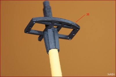 Introducimos el extremo del mastelero del trinquete por el orificio más retrasado de la cruceta del mastelero, pieza Nº35. La cruceta debe reposar sobre las cacholas del palo. Aplicamos pegamento y la fijamos observando previamente el plano.