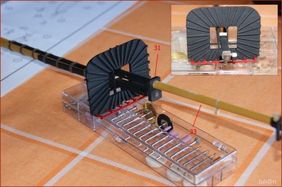 Cortamos un trozo de listón de ramín de 2 x 5 mm a medida para que encaje entre los baos de la cofa. Lo pintamos y pegamos enrasado con la parte superior de los baos. Colocamos el macho del trinquete, el tamborete y el mastelero tal como se muestra en el plano, y unimos las piezas con pegamento de secado rápido.