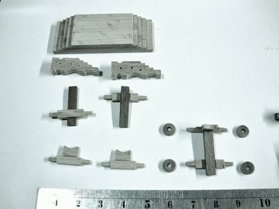 El &quot;bloque&quot; realizado con tablillas del espesor de cada &quot;escalon&quot; del perfil de la cureña.<br />Luego los 2 lados de una cureña, con perforaciones y listas para el ensamblado.<br />Ejes anterior y posterior. Ruedas
