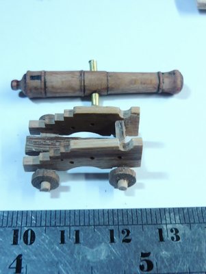Aquí una cureña ensamblada y la pieza de artillería que he utilizado para copiar y preparar el resto.