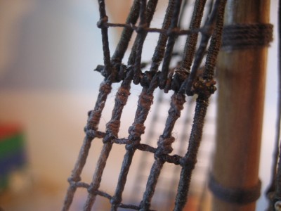 detalle de las ligadas de los obenquillos , da una vuelta en el flechaste de metal pavonado y se ata al cabo del obenque