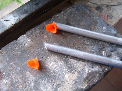 dejo la boquilla de las cornetas de plastico, y busque dos trozos que tenia de tubo de aluminio (usado para cortineros)..