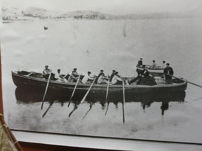 Esta foto la hice en el museo del Pueblo Gallego en Santiago de Compostela. Por sus formas, dudo que sea de una trainera gallega