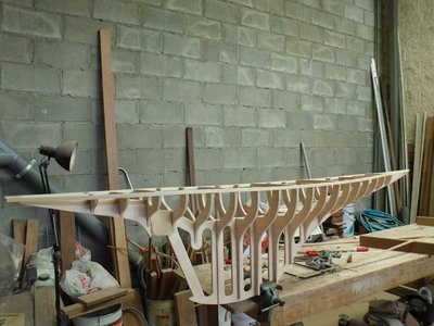 Las tracas del forro son iguales que las utilizadas para la goleta, están hechas de madera de cerejeira, de sección 8x4 mm, la quilla y las cuadernas las he cortado en madera contrachapada de 10mm de espesor y son en total 18, la eslora del modelo es de 185cm por 30cm de manga.