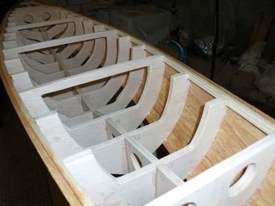 como se aprecia, el francobordo es considerable, se compensa así la escasa manga de este modelo, puesto que con la escora en el navegar de través necesitaría un casco relativamente alto para mantenerse, ya veremos como navega...