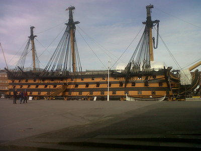 vista de estribor desde el muelle, se observa la inclinación de los mástiles