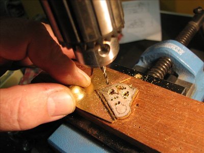 El interior lo vacío mediante taladros y perfilo a lima. El exterior con la Dremel y lijas cilíndrica y de disco. No he dicho antes que hago toda la operacion con dos chapas soldadas para aprovechar los dos lados que sean iguales