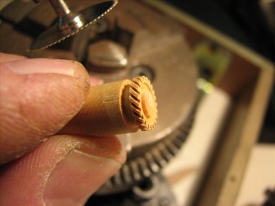Así es como queda el engranaje de madera de boj fresado con una sierra fina. Ahora con la lima se tallan los dientes.