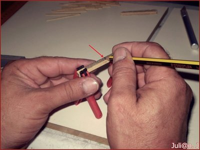 A continuación agrupamos todas las tiras obtenidas haciendo coincidir sus perfiles y las fijamos con unas pinzas, tal como se muestra en la fotografía. Ahora, con un lápiz, marcamos y destacamos los cuatro cantos de las tiras.