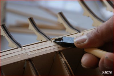 Con unos alicates, cortamos las cabezas de los clavos para poder lijar las tracas.