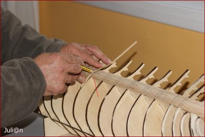 Marcamos con un lápiz el grosor de las cuadernas que nos servirá de pauta para marcar las troneras.