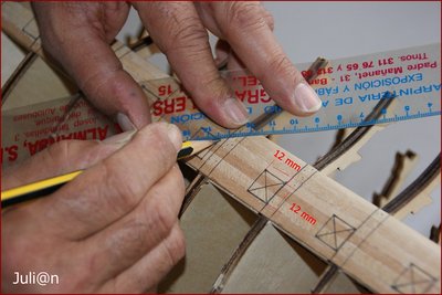 Marcamos las troneras de la primera cubierta a las dimensiones de 12 x 12 mm, como se aprecia en la fotografía.