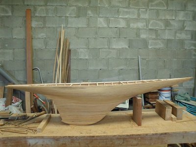 Bueno, como veis, el casco está terminado, a falta del timón y cubierta, mucha lija por delante de momento, cuando termine de lijarlo, continuaré con la goleta, que ya empecé la cubierta y el timón, hasta no terminarla definitivamente dejaré a un lado este casco, y lo terminaré después, los dos al mismo tiempo es demasiado trabajo ahora que el calor aprieta y disminuyen las ganas de currar en las maquetas, pero en cualquier caso, seguiré...saludos.