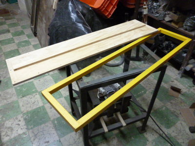 -Bastidor de metal y tapacete de madera.