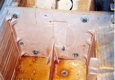 Una imagen del mamparo de union entre las dos secciones del casco (esta el de la parte de proa), podeis ver los tornillos y arandelas de union.