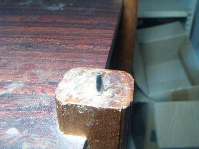 la punta de metal de un esfero o lapicero ya sin uso,