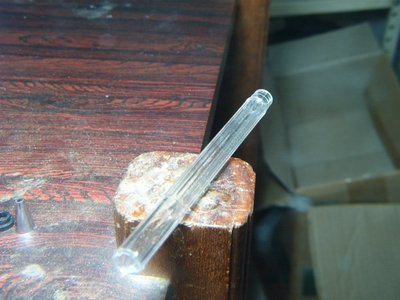 toma el cuero del esfero que es de plastico o pasta transparente, corto la punta donde estaba la rosca de metal..
