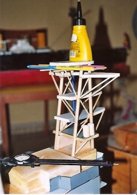 Detalle de la construccion de la torre-mastil. El bote de cola, haciendo peso mientras se seca una union recien encolada.