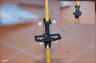 Colocamos el mastelerillo, el tamborete pequeño y el mastelero, orientados como nos muestra el plano. Después, aplicamos pegamento de secado rápido a las uniones de las piezas. colocamos los estrobos de motón y de cuadernal del tamborete, tal como muestra la fotografía.