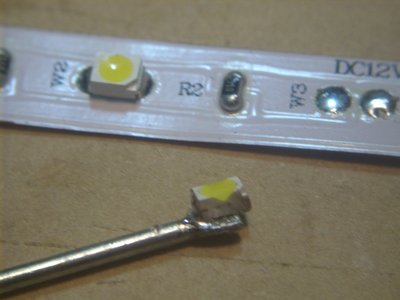 PARA HACER ESTA LUZ DE ALCANCE UTILIZO UNA VARILLA DE PARAGUAS O SOMBRILLA Y LED DE LOS QUE VIENEN EN TIRAS, ESTOS SON BASTANTES CHICOS Y ME PARECIERON IDEALES PARA ESTE FIN, PARA USARLO LO DESUELDO DE LA TIRA SIN SU RESISTOR DE ATENACION LO VOY A EMPLEAR Y A CONTINUACION CON UN POCO DE CIANOACRILATO LO PEGO AL ALAMBRE