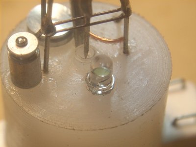 EN EL TECHO DEL TELEMETRO HAGO DOS PERFORACIONES PARA PASAR LAS PATAS DEL LED Y LUEGO LO INSERTO EN LAS MISMAS HASTA QUEDAR AL RAS. LUEGO DE ESTAR PINTADA LA PIEZA LO ASEGURARE CON CIANO