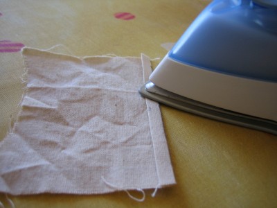 Empiezo a hacer los dobladillos, con la ayuda de una regla y la plancha es muy fácil, hay que hacer doble dobladillo y esconder los border desilachados de la tela. Coser, planchar, máquina de coser......menudo marujón estoy hecho!!!