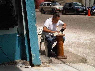 a pleno sol para no llenar de polvo a serrin el negocio, pero no me importa con tal de ver rapido mi velero je je je