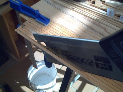 Corte de una pieza para tracas con la sierra de costilla