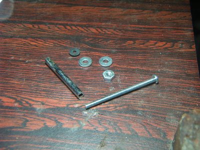 consegui este tornillo de 3mm y este pedazo de tubo muy resitente, creo que es acerado... tuercas y una gomas..