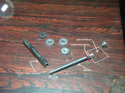 corte la cabeza del tornillo y un pedazo de tubo de 2.5 cm de largo... pego la parte del timon y como unas 4 ranuras del tornillo las reyene para alizarlo, ya que no se puede enroscar todo por la forma del timon..