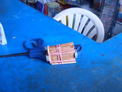 pego la caja de quilla, ya su cara interior la habia aplicado resina para impermeabilizarla...