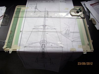 Monto y fijo en una tabla de dibujo el plano de la vela, a la cual le resaltado el contorno de los bordes.