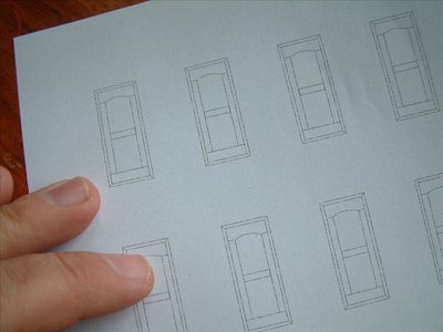 En primer lugar debemos disponer de un dibujo o foto de la puerta que queremos reproducir. A lápiz y regla, con ordenador, escaneando o fotocopiando una puerta del buque original (cualquier método es correcto) y posteriormente reduciéndola hasta el tamaño correcto la plasmaremos en un único papel.<br />La reproducimos tantas veces como puertas necesitemos, para ello, bien mediante un ordenador que es el medio más sencillo o con una fotocopiadora hacemos repetidas copias.