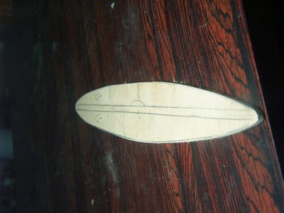 lo copio nuevamente a otro trozo de madera, dejando en la mitad el grosor para pegar otra pieza igual a las dos anteriores (ala)