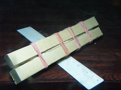 pego con colbon y sujetos con bandas de goma