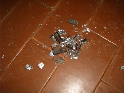 ir sacando las partes metalicas, que son como unos ganchos que sostienen la pieza al ring..