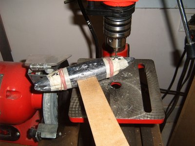 hago tres perforaciones para meter tornillos y unir las dos partes del bulbo a la orza..