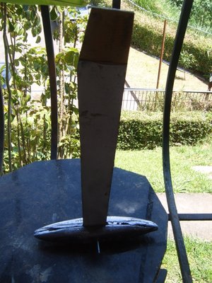 en esta parte entra el extremo de la orza y paso el tornillo, pero por reglamento como tiene que ser fija cortare el tornillo, para fijar ambas piezas en una sola