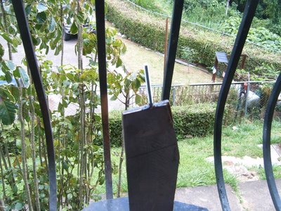 coloco un tornillo con ciano de dos componentes... para sostener el conjunto en la caja de quilla