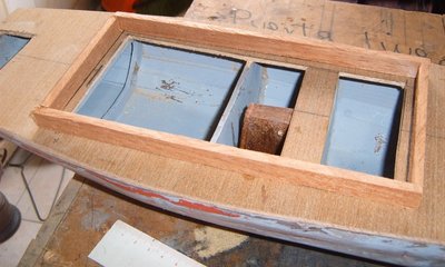 corto cuatro listoncitos de madera de cedro, para formar el mamparo o tapa de los servos..