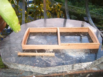 aqui colocamos un tabloncito de madera a cada lado, para subir a nivel de las vigas del techo..