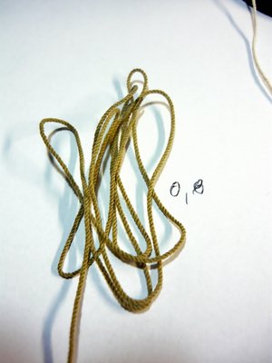 Un cabo de 0,8 mm, (aprox.) obtenido con 6 hilos (2 x filástica)