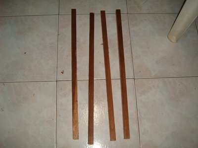 corte cuatro listones de 2.3 x 2.3 x 55