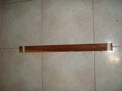 sujeto de a par con tirro en sus extremos..