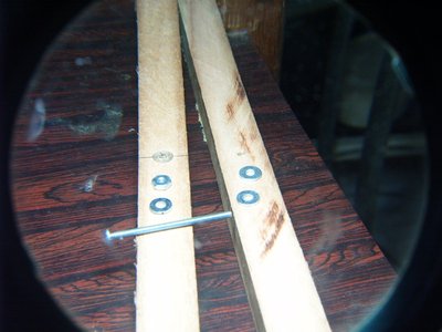 usare estos tornillos con tres arandelas y una rosca por tornillo.