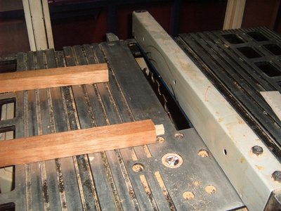 corto dos listones mas del mismo diametro, pero uno me quedara mas corto que el otro, a estos tambien les dejo dos centimetros que seran para hacer en las puntas los machos que entraran en las cajas de las patas vista anteriormente..