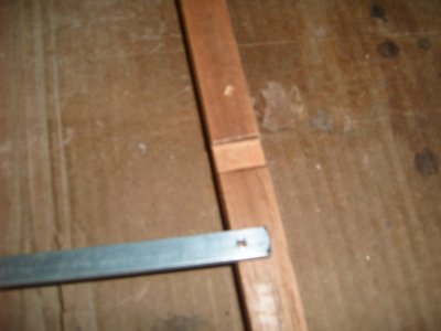 quedo borrosa la foto, pero vemos una cajita que abri en la madera e hice un taladro.. para un tornillo.