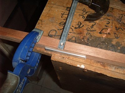 en la platina, perfore con una broca mas grande, para que el tornillo entre mas....